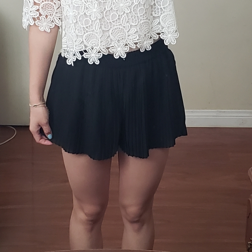EUC BLack Flowy Pleated Shorts XSMALL - Picture 1 of 7